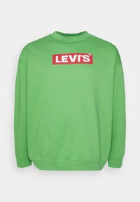 Grøn sweatshirt lavet af bomuld med rund hals, med et rødt rektangulært motiv med teksten "LEVI'S" i hvid. Blød tekstur, afslappet pasform.