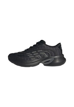 Chaussure de sport noire avec une tige texturée, un design épuré et une semelle amortie avec des orifices de ventilation pour une meilleure respirabilité.