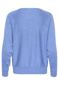 Blauwe gebreide trui met lange mouwen, ronde halslijn, geribde manchetten en zoom. De textuur lijkt zacht en iets gestructureerd met een effen kleur.
