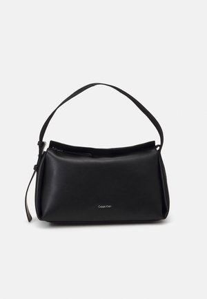Sac d'épaule en cuir noir avec fermeture éclair, forme incurvée et texture lisse. Comprend une sangle courte et une sangle longue réglable. Détail logo en argent.