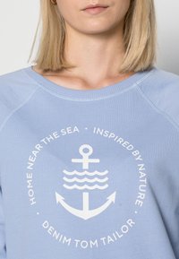 TOM TAILOR DENIM PRINTED RAGLAN SWEATER - Camisola - brunerra blue