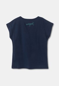 Navyblaue Kurzarmbluse mit weitem Schnitt und türkisfarbenem "desigual"-Stickerei nahe der oberen Mitte des Rückens.