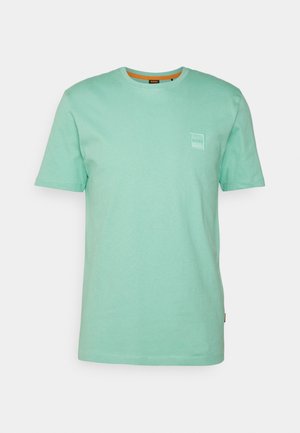 T-shirt à manches courtes vert menthe avec col rond, petit logo BOSS embossé sur la poitrine gauche et détail orange à l'intérieur du col.