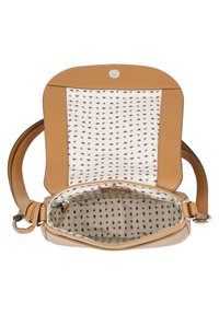 Leren schoudertas in tan kleur met een gladde buitenkant, voorzien van een gestreepte binnenkant met kleine paarse vormen op crèmekleurige stof en een magnetische sluiting.