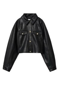 Korte zwarte leren jas met een spitse kraag, twee frontzakken en zilverkleurige drukknopen. Soepele textuur met gestructureerde schouders.