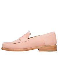 Helle rosa Wildleder-Lederschuhe mit abgerundetem Zehenbereich und gestickten Details; verfügen über einen flachen, gestapelten Holzabsatz und ein glattes, strukturiertes Obermaterial.