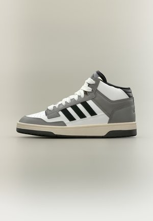 Hvid og grå høj sneaker med sorte striber, hvide snørebånd og en cremefarvet sål, vist i profil på en ensfarvet baggrund.