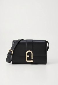 Czarna skórzana torba na ramię z złotym metalowym zapięciem. Posiada płaski kształt, regulowany pasek oraz gładką fakturę. Minimalistyczny design.