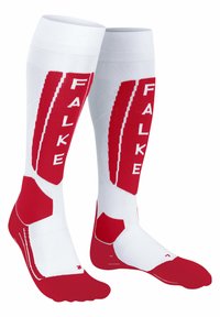Rote und weiße knielange Sportsocken mit FALKE-Branding, ausgestattet mit strukturierten Mustern und verstärkten Fersen- und Zehenbereichen.