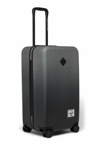 Dunkelgrauer Hartschalenkoffer mit vier Rädern und einem verlängerten schwarzen Teleskopgriff, ausgestattet mit einem kleinen, rautenförmigen Logo und einem weißen Markenetikett.