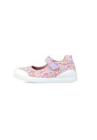 Zapato Mary Jane de estampado rosa y morado con suela de goma blanca y correa ajustable. Tejido texturizado con diseño floral.