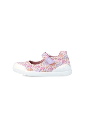 Zapato Mary Jane de estampado rosa y morado con suela de goma blanca y correa ajustable. Tejido texturizado con diseño floral.