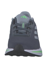 Scarpa atletica grigio scuro e grigio chiaro con lacci neri, dettagli verde e testo "RESPONSE" sulla linguetta, vista frontale.