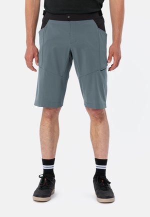 Pantaloni corti grigi con una cintura nera, dotati di tasche ampie e una tasca con zip sul lato. Leggeri, di texture liscia e taglio all'altezza del ginocchio.