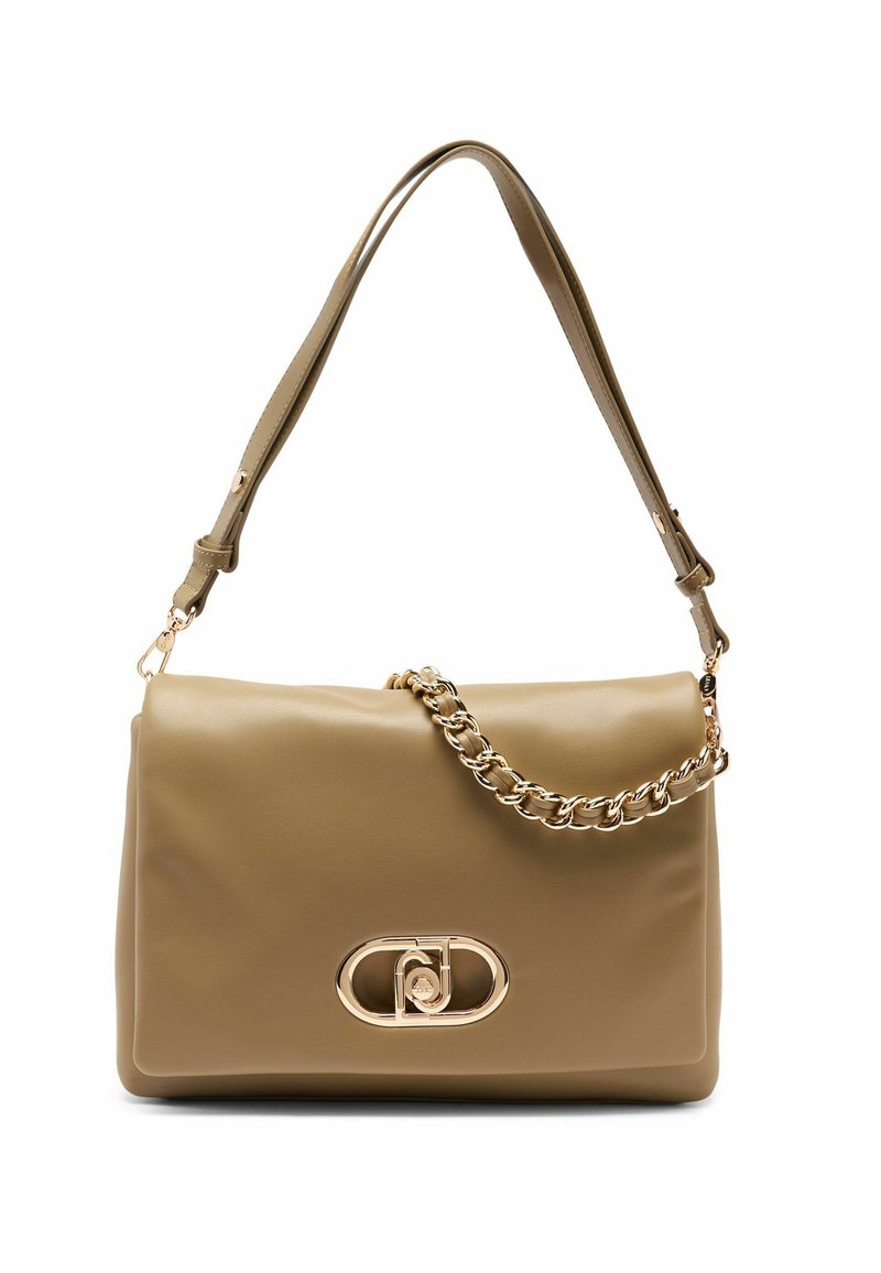 Borsa a mano in ecopelle beige con forma strutturata, caratterizzata da un dettaglio a catena dorata e una chiusura con logo circolare. Tracolla regolabile inclusa.