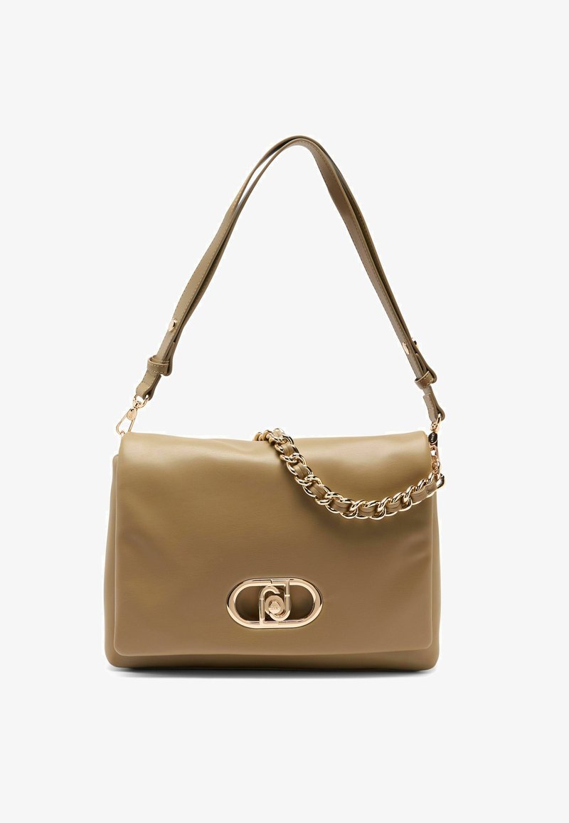 Borsa a mano in ecopelle beige con forma strutturata, caratterizzata da un dettaglio a catena dorata e una chiusura con logo circolare. Tracolla regolabile inclusa.