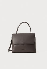 Dunkelgraue Lederhandtasche mit Klappenverschluss, einem Tragegriff, abnehmbarem Schulterriemen und eingeprägtem Markenlogo auf der Vorderseite.