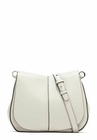 Lichtgrijze leren schoudertas met een gebogen klep, verstelbare schouderriem en subtiele stiksel details langs de randen.