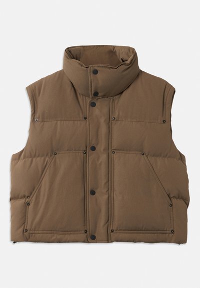 Brun pufvest med høj krave, front snap knapper og fire lommer. Glat tekstur, ærmeløs design og let polstret.