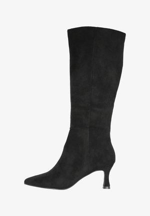 Bota negra hasta la rodilla hecha de material de ante. Presenta una punta afilada y un tacón modesto y cónico, con una textura suave y un diseño minimalista.