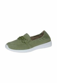 Zaļas zamša slip-on kurpes ar strukturētu akcentu un baltu gumijas zoli. Iespējas apņemjošs elastīgs apmale ap atvērumu ērtībai.