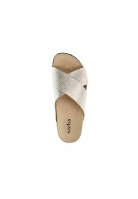 Sandale d'été en cuir métallisé doré clair avec un design à brides croisées. Dotée d'une semelle plate et d'une semelle intérieure en cuir tan rembourrée. Nom de la marque imprimé à l'intérieur.