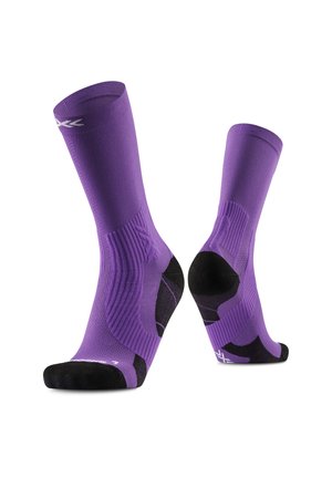 Paarse atletische crew-sokken met zwarte hiel en teen, geribde boogondersteuning en witte logo-accenten op de boord en teen.