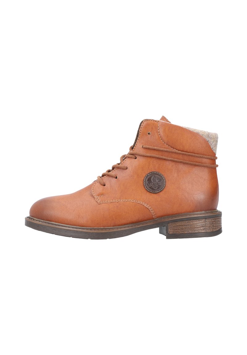 Stivali ankle in pelle marrone con punta tonda, lacci frontali, colletto in camoscio e una patch testurizzata con logo sul lato.