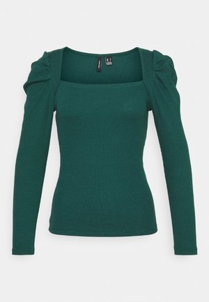 Haut en maille vert foncé à manches longues avec encolure carrée et épaules légèrement bouffantes, silhouette ajustée, présenté sur fond blanc.