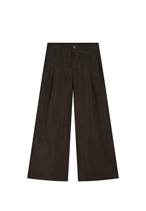 Pantaloni a gamba larga marrone scuro con pieghe frontali, tasche laterali, passanti per cintura, chiusura con bottoni e zip.