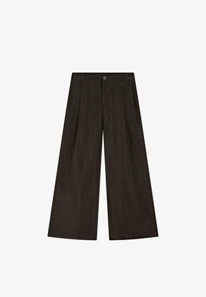 Ciemnobrązowe spodnie o szerokich nogawkach z plisami z przodu, bocznymi kieszeniami, szlufkami na pasek, zapinane na guzik i z suwakiem.