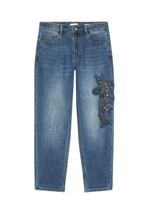 Jeans en denim bleu à taille haute et fermeture à bouton, avec un embellissement floral en perles foncées détaillées sur la cuisse droite.