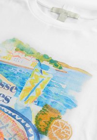 Next HEAVYWEIGHT SHORT SLEEVE CREW NECK - Marškinėliai su spaudiniu - ecru white coastal scene beaded graphic