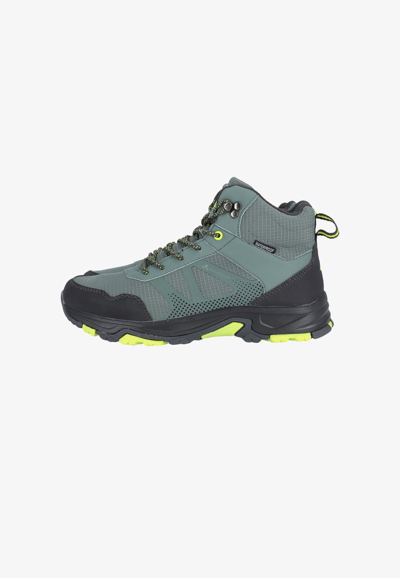 Scarpe da trekking alte di colore grigio scuro e verde, con design impermeabile, tomaia texturizzata, pannelli in mesh e suola robusta con accenti brillanti.