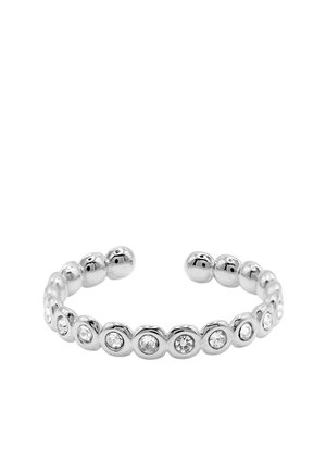 Anello aperto in argento con pietre preziose rotonde trasparenti distribuite uniformemente in castoni circolari.