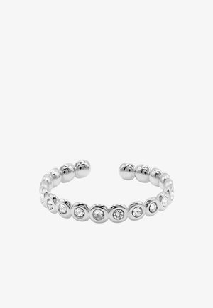 Anello aperto in argento con pietre preziose rotonde trasparenti distribuite uniformemente in castoni circolari.