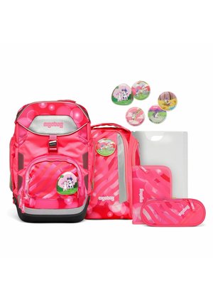 Rosa ergonomische Rucksack mit glänzender Oberfläche, geschwungenem Design, gestreiften Mustern und tierischen Abzeichen, begleitet von einem Organizer und einem Federmäppchen.