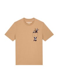 Hellbraunes Baumwoll-T-Shirt mit kurzen Ärmeln, das ein grafisches Design von Pandas auf einer Tasche zeigt, mit spielerischen Akzenten von Bambus.