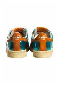 Sneakers turchesi e arancioni con finitura testurizzata, realizzati in pelle, design low-top e marchio ben visibile sul tallone.