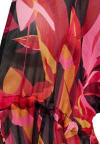 Vestido de tela transparente con estampado floral, que presenta vibrantes tonos rojos, rosas y naranjas sobre un fondo negro, y detalle de cintura fruncida.