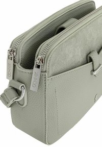 Zielona skórzana torebka z dwoma zamykanymi na zamek przegrodami, teksturowaną powierzchnią, srebrnym okuciem oraz odpinanym paskiem dla większej wszechstronności.
