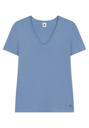 Lichtblauw T-shirt met korte mouwen en V-hals, gemaakt van zacht materiaal. Heeft een gestikt decolleté en een klein logo aan de onderlinkerkant.