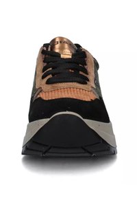 Sneaker nero e verde con tomaia in suede e corduroy, dettagli in rame, design con lacci e suola in gomma testurizzata.