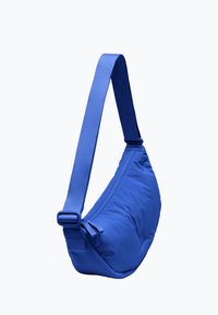 Blauwe schoudertas met een gevoerde textuur, gebogen vorm, verstelbare schouderband en ritssluiting. Soepele stofafwerking en minimale merkidentificatie.