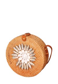 Borsa rotonda in vimini con un motivo intrecciato, decorata con conchiglie e pietre lisce. Presenta una tracolla in pelle color beige e una chiusura.