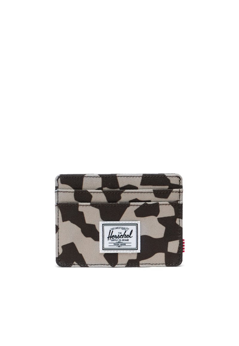 Portafoglio con motivo camouflage realizzato in tessuto resistente, dotato di quattro slot per carte, una tasca centrale e una patch del logo bianco.