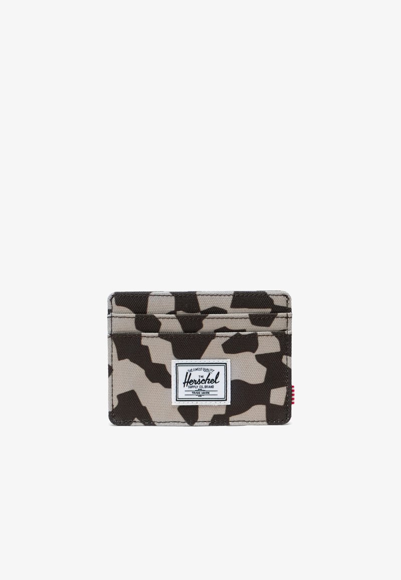 Kartenhalter im Camouflage-Muster aus strapazierfähigem Stoff, ausgestattet mit vier Kartenfächern, einem zentralen Fach und einem weißen Markenlogopatch.