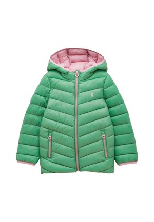 Zielona puchowa kurtka dla dziecka z różową podszewką, kapturem i różowymi detalami zamka, z małym zwierzęcym logo na klatce piersiowej.