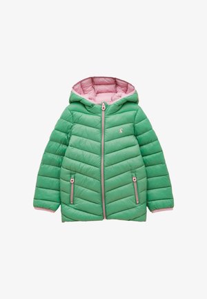 Zielona puchowa kurtka dla dziecka z różową podszewką, kapturem i różowymi detalami zamka, z małym zwierzęcym logo na klatce piersiowej.