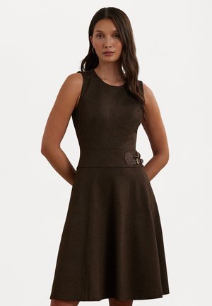 BUCKLE-TRIM HERRINGBONE SLEEVELESS DRESS - Vardagsklänning - botanic green/circuit brown